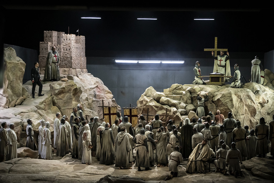 Parsifal - © Bettina Stöß Eine Bühnentotale aus dem ersten Teil: Parsifal wird stummer Zeuge, wie sich die Ritter um Amfortas sammeln, der den Gral enthüllen soll, um alle die Kreuzritter mit dem heiligen Gral zu nähren.