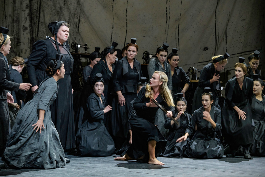 Der fliegende Holländer - © Bettina Stöß Die Damen, Mary und Senta wirken über die Maßen angespannt. Die Situation scheint zu entgleiten.