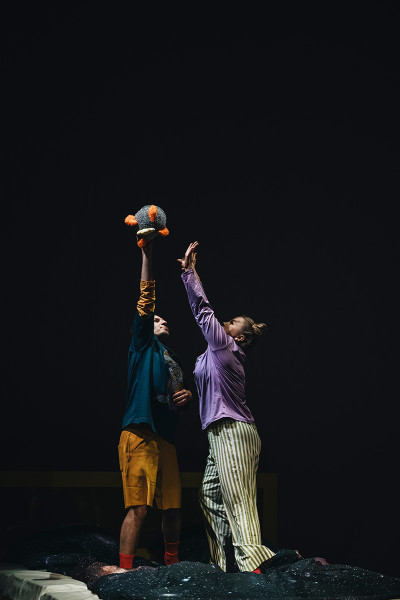 Tintenfischlady -   © Nancy Jesse  Elli streitet mit ihrem Bruder Hosche um den Goldfisch, Herrn Puddles.