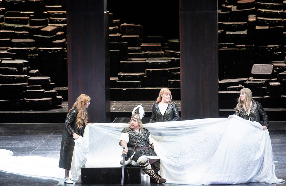 Götterdämmerung - © Bernd Uhlig Götterdämmerung