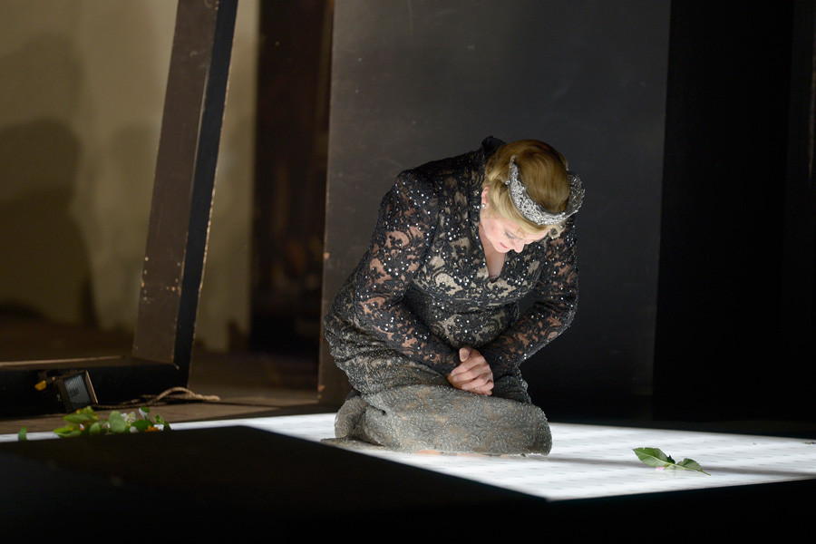 Turandot - © 2015 // Bettina Stöß Turandot kniet in einem schwarzen Spitzenkleid auf dem Boden. Das Haupt, auf dem ein Brillantdiadem sitzt, ist gebeugt.