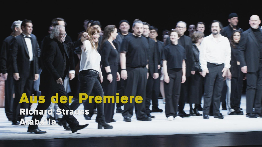 Die Video-Reihe „Aus der Premiere“ fängt Publikumsstimmen direkt nach der Premiere ein. Hören Sie hier einige dieser Beiträge zu Richard Strauss‘ Lyrischer Komödie in drei Aufzügen ARABELLA in der Inszenierung von Tobias Kratzer (Premiere: 18. März 2023). Zu Beginn des Trailers hören Sie den Publikumsapplaus für diverse Darsteller*innen, für den Dirigenten Sir Donald Runnicles und das Regieteam um Tobias Kratzer. Außerdem hören Sie musikalische Auszüge aus dem Werk, u. a. Hye-Young Moon als Fiakermilli, Sara Jakubiak als Arabella und Elena Tsallagova als Zdenka.