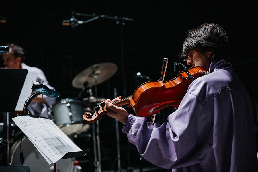 Satisfactionaction - © Nancy Jesse Musiker beim Spiel. Violine und Schlagzeug.