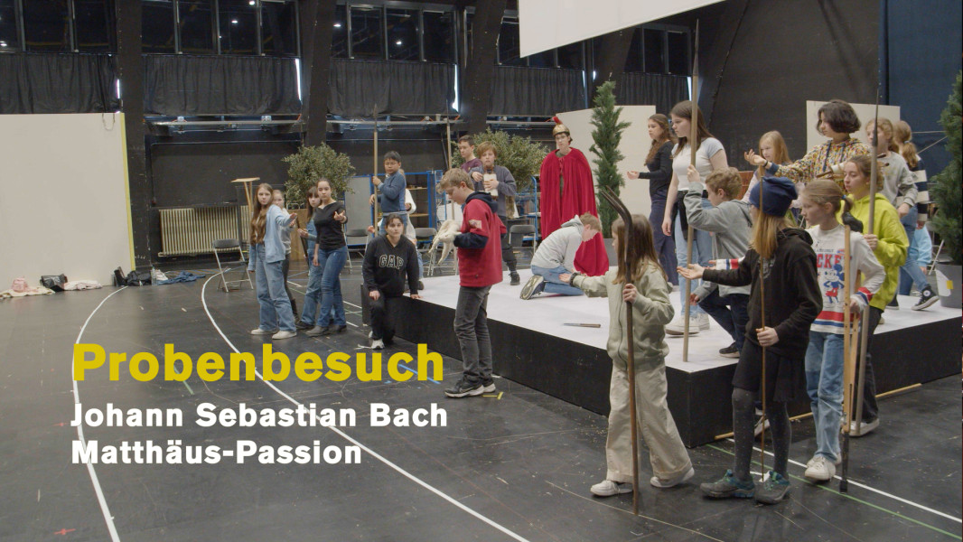 Für diesen Probenbesuch besuchten wir ca. 4 Wochen vor der Premiere (5. Mai 2023) unseren Kinderchor auf der Probebühne und befragten den Regisseur der Neuproduktion zu Johann Sebastian Bachs MATTHÄUS-PASSION, Benedikt von Peter, nach den Besonderheiten seiner Inszenierung.<br/>
