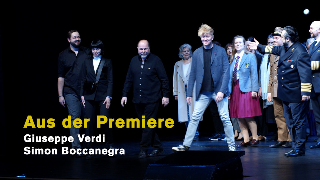 Simon Boccanegra: Publikumsstimmen zur Premiere - © Ruth Tromboukis Auf dem Standbild dieses Videos mit Publikumsstimmen nach der Premiere ist Vasily Barkhatov, der Regisseur, beim Schlussapplaus.