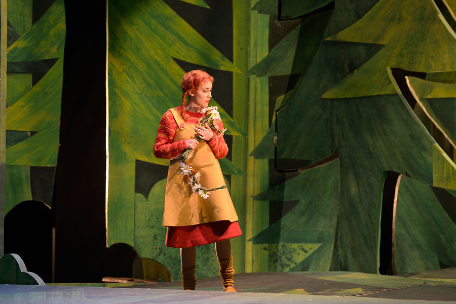 Hänsel und Gretel - © 2014 // Bettina Stöß Gretel pflückt im Märchenwald Blumen, um sich einen Kranz daraus zu flechten.