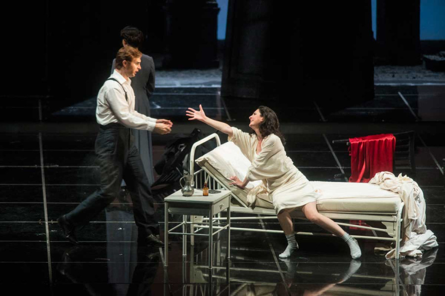 La Traviata - © Marcus Lieberenz Giorgio hat seinem Sohn von Violettas Opfer berichtet. Ihr alles verzeihend stürmt er in ihr Krankenzimmer. Sie strebt ihm entgegen.