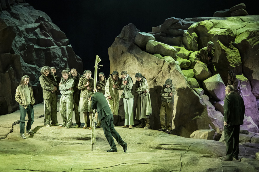 Parsifal - © Bettina Stöß Auf die Lanze gestützt ist Parsifal vom Plateau herabgestiegen. Gurnemanz erzählt vom Zerfall der Gralsgemeinschaft.