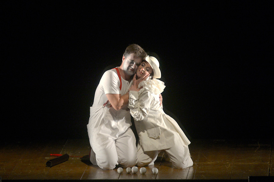 Die Zauberflöte - © Bettina Stöß In inniger Umarmung knien Papageno und Papagena.