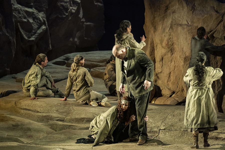 Parsifal - © Bettina Stöß 3. Aufzug, Waldlichtung und Gralsburg, viele Jahre später. Niemals wieder hat Amfortas den Gral enthüllt, die Ritter sind schwach geworden, Titurel ist gestorben. Gurnemanz lebt als Einsiedler. Amfortas möchte nur noch sterben. An einem Karfreitag findet Gurnemanz Kundry ohnmächtig in einem Gestrüpp. Er erweckt sie.