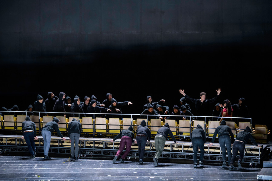 Rigoletto - © Bettina Stöß Die Stuhlreihen werden abgefahren.