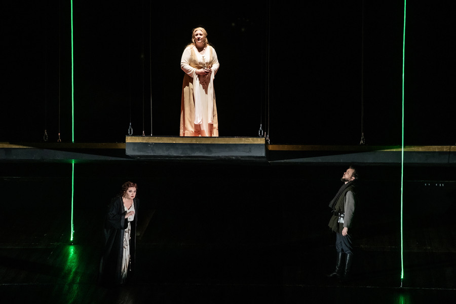 Lohengrin - © Bettina Stöß Es ist Nacht. Elsa ist auf ihren Balkon getreten. Ortrud nähert sich von unten ihr. Telramund verbirgt sich im Dunkeln.