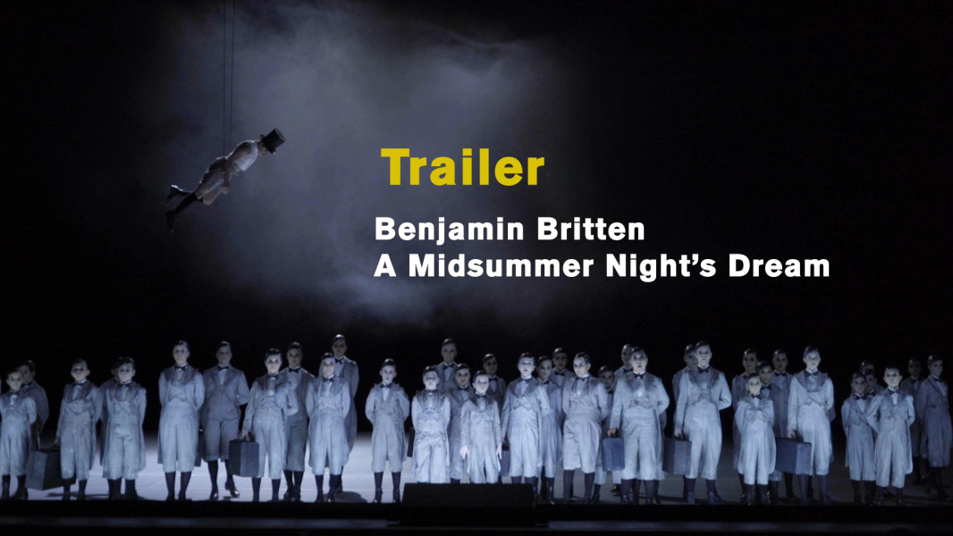 A Midsummer Night’s Dream - © Ruth Tromboukis Dieses Foto ist das Standbild zum Videotrailer mit Vorstellungsimpressionen: Puck schwebt aus dem Schnürboden. Die Kinder des Kinderchores stehen als Elfen an der Rampe.