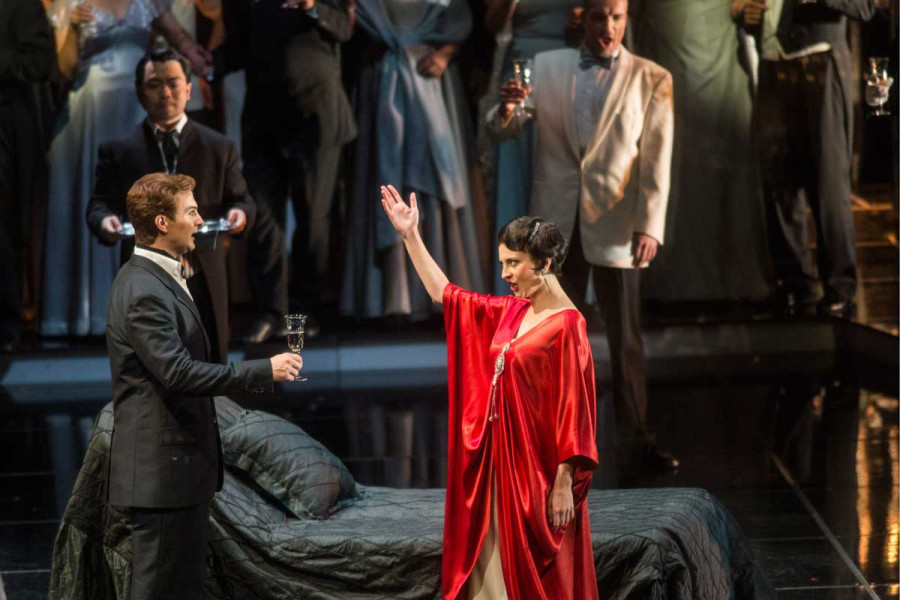 La Traviata - © Marcus Lieberenz Alfredo prostet Violetta zu.