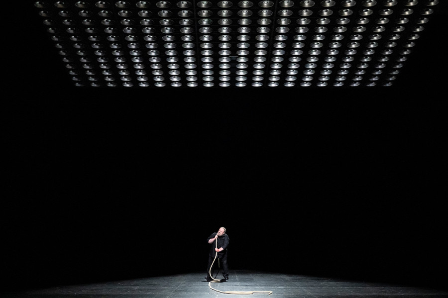 Tristan und Isolde - © Carole Parodi Eine Szenenimpression aus Thalheimers TRISTAN UND ISOLDE: Die Lampenwand senkt sich hinter Tristan, der ein Tau zieht.