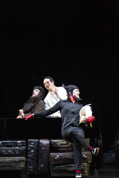 Das Rheingold - © Bernd Uhlig Alberich, Wotan und Loge sitzen beieinander. Alberich schaut herablassend nach links, Wotan hoffnungsfroh durch die Mitte und Loge sarkastisch lächelnd nach rechts.