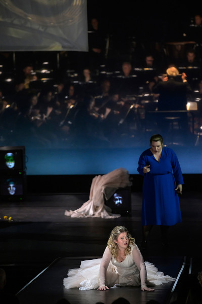 Aida - © Bettina Stöß Aida auf dem Boden, hinter ihr mit wütender Geste Amneris.