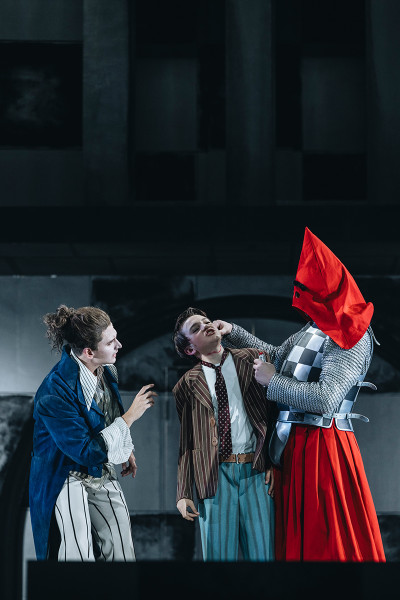 Die drei Rätsel - © Nancy Jesse Lasso und Galgenvogel werden von Avernus begutachtet.