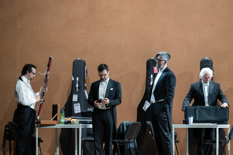 Es ist Konzertpause beim Wiener Gastspiel-Konzert: Hofkapellmeister Robert Storch, Kapellmeister Stroh, der Kommerzienrat, der Justizrat in einer Nahaufnahme.