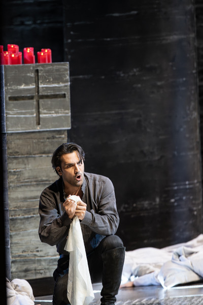 Don Carlo - © Marcus Lieberenz Don Carlo kniet am Boden und hält in seinen Händen einen Schleier.