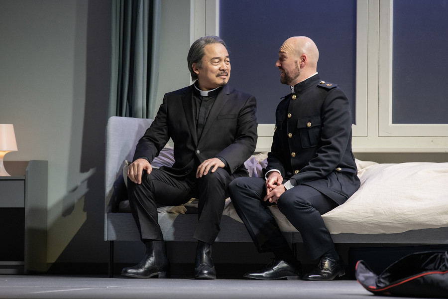 Simon Boccanegra - © Bettina Stöß Fiesco sitzt mit Gabriele Adorno auf einem weißen Sofa.
