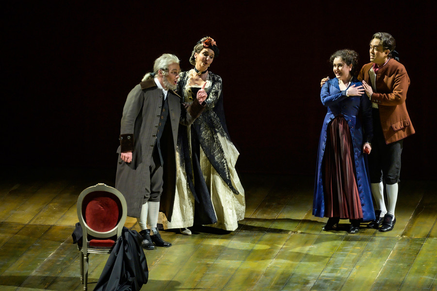 Le nozze di Figaro - © Bettina Stöß Eigentlich wollte Marcellina ja Figaro heiraten. Wie sich aber nun herausstellt, ist Figaro der von Räubern einst entführte Sohn von Marcellina und Bartolo. Paarweise stehen sie nun glücklich beieinander: Susanna bei Figaro, Marcellina bei Bartolo.