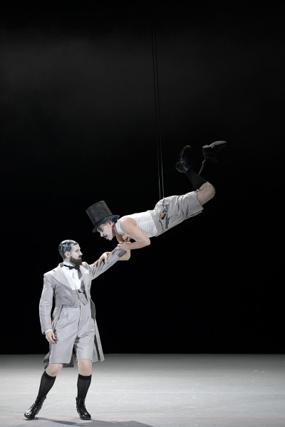 A Midsummer Night’s Dream - © Bettina Stöß Puck in spielerischem Kampfe mit seinem Herrn, dem Elfenkönig Oberon.