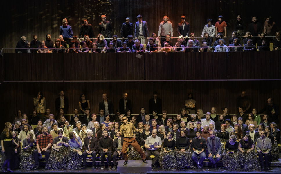 Rigoletto - © Bettina Stöß Auf dem Souffleurkasten nun Marullo.