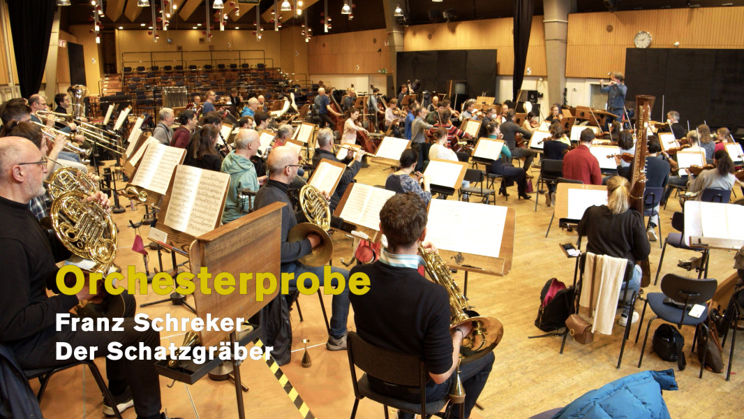 Orchesterprobe: Der Schatzgräber - © 2022 // Ruth Tromboukis Dieses Foto ist das Standbild zu einem Video, das Probenimpressionen zu Schrekers DER SCHATZGRÄBER im Orchesterprobensaal eingefangen hat, am Pult der Orchesters: Marc Albrecht.