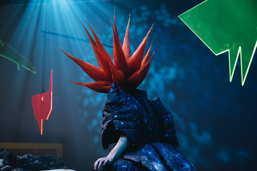 Tintenfischlady -   © Nancy Jesse  Der Hüter der unsichtbaren Welt wendet sich ab ....