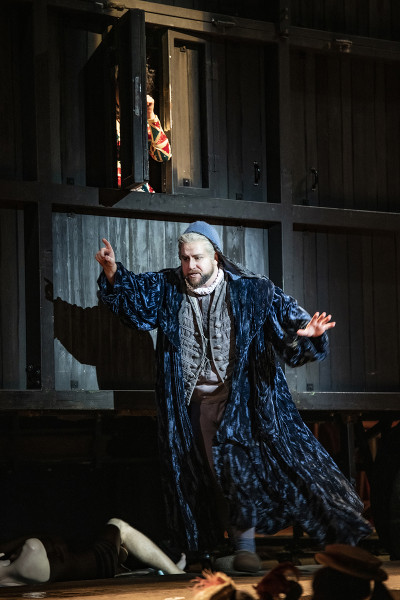 Il barbiere di Siviglia - © Bettina Stöß Basilio eilt davon. Der Theaterwagen hat seine Front wieder verschlossen. Nur das Fenster ist noch geöffnet. Man kann Rosina darin erahnen.