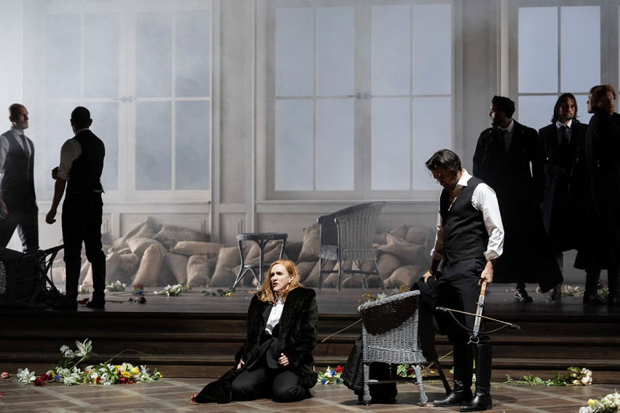 Francesca da Rimini - © Monika Rittershaus Francesca kniet kampfesmutig am Boden, Paolo steht neben ihr und hält eine Armbrust in den Händen.