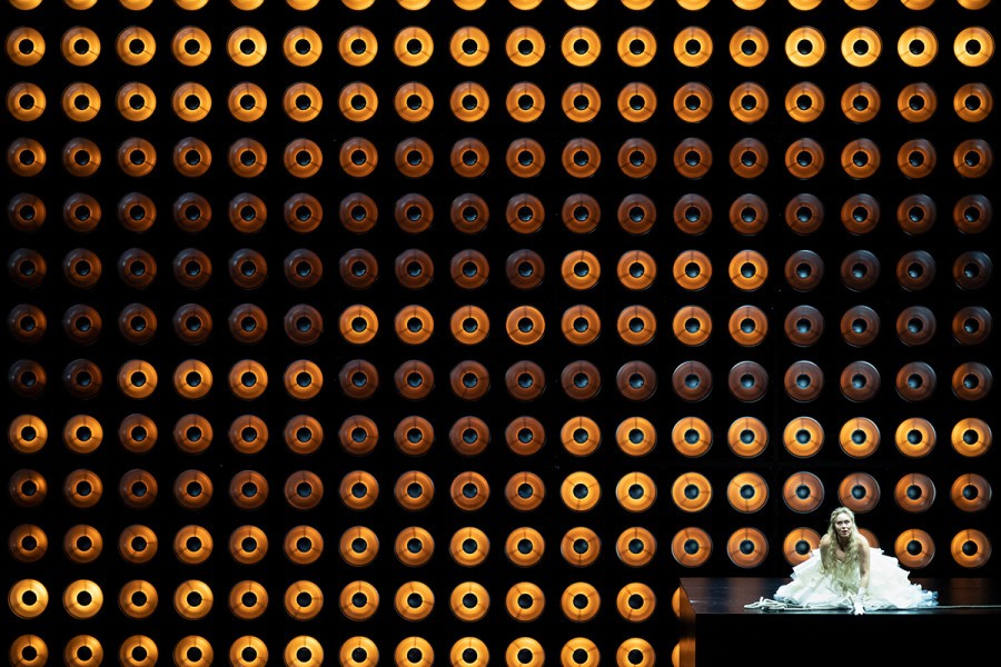 Tristan und Isolde - © Carole Parodi Eine Szenenimpression aus Thalheimers TRISTAN UND ISOLDE: Die der Lampenwand Isolde in einem Brautkleid.