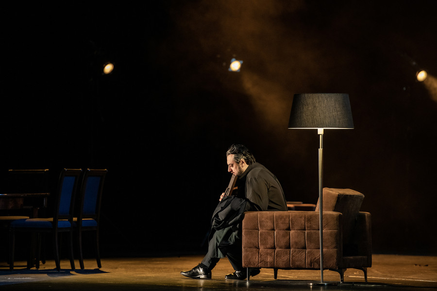 Simon Boccanegra - © Bettina Stöß Boccanegra sitzt alleine in seinem Kabinett.
