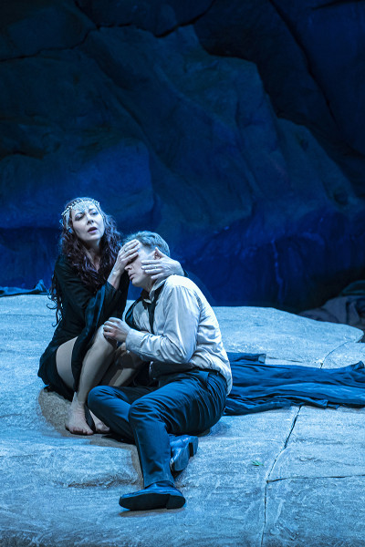 Parsifal - © Bettina Stöß Kundry ist die mächtigste weibliche Waffe in Klingsors Reich. Nachdem Parsifal den Verlockungen der Blumenmädchen widerstanden hat, ruft sie ihn beim Namen. Gebannt lauscht er ihrer Erzählung vom traurigen Schicksal seiner Eltern. Parsifal ist zutiefst erschüttert. Tröstend, aber mit der Absicht, ihn in die Liebe einzuführen, schließt sie ihn in ihre Arme.