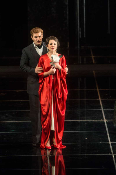 La Traviata - © Marcus Lieberenz In einer ersten Umarmung finden sich Violetta und Alfredo. Sie hält eine Kamelie in ihren Händen.
