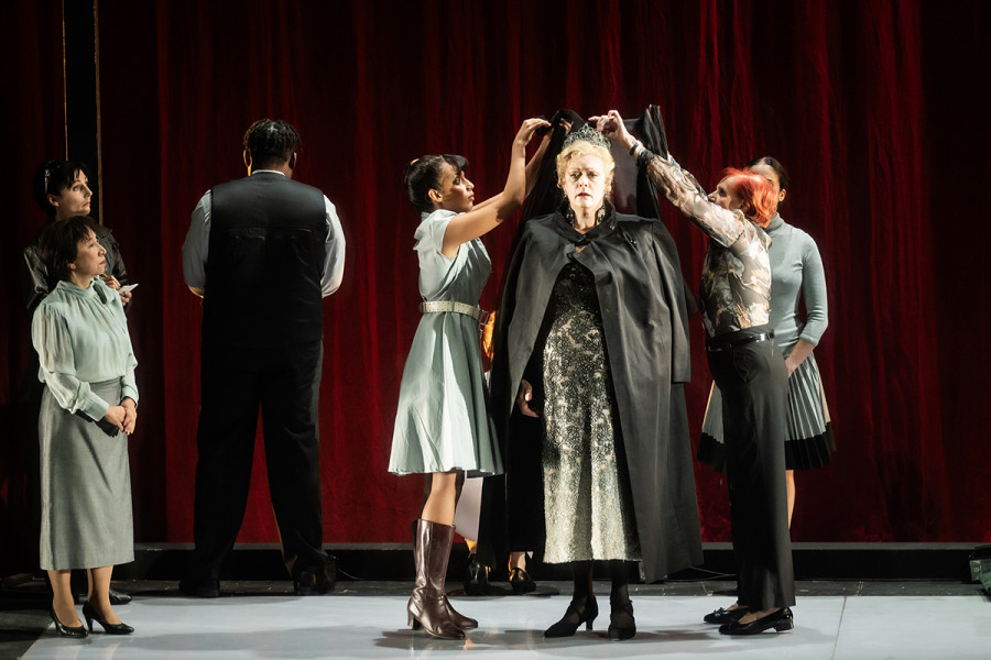 Turandot - © 2023 // Bettina Stöß Umgeben von ihrer Dienerschaft betritt Turandot die Bühne. Sie trägt ein schwarzes Spitzenkleid und ein Diadem. Dienerinnen nehmen ihr einen schwarzen Schleier ab.