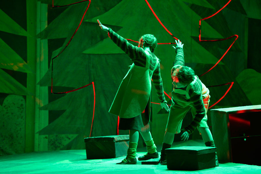 Hänsel und Gretel - © 2014 // Bettina Stöß Hänsel und Gretel befinden sich schon beim Hexenhäuschen. Auf der Lichtung ist grelles Licht und sie bewegen sich in ruckartigen, unnatürlichen Bewegungen, da die Hexe sie bereits bei der Nascherei ertappt hat.