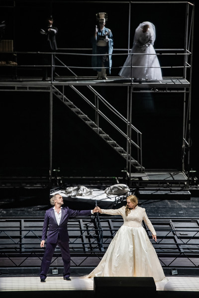 Turandot - © 2023 // Bettina Stöß Wie einen gemeinsamen Schwur ihrer grausamen Liebe halten Calaf und Turandot das Messer in ihren Händen. Hinter ihnen auf dem Gerüst: Ping, Pang und Pong.