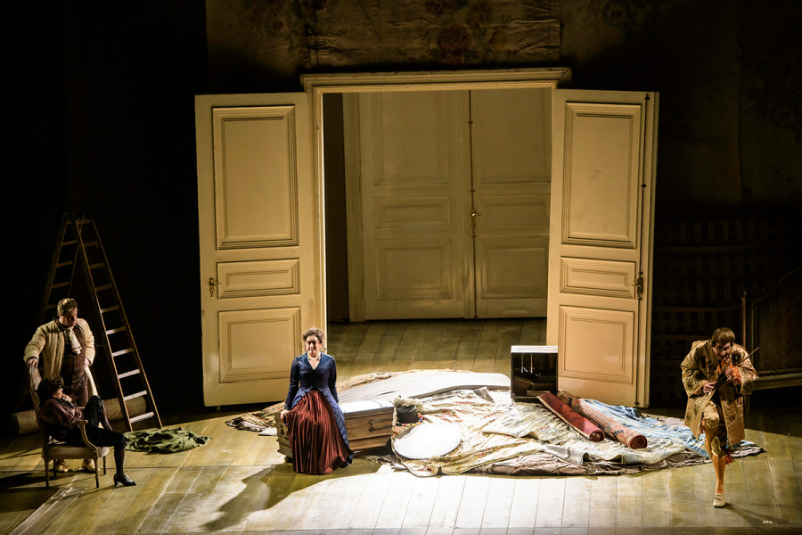Le nozze di Figaro - © Bettina Stöß Die Situation ist am scheinbar höchsten Eskalationspunkt: Unter der Decke hat Almaviva im Lehnstuhl den Pagen Cherubino entdeckt, der keinen Zweifel daran lässt, das Stelldichein zwischen Graf und Susanna gesehen zu haben. Don Basilio hat größte Freude an der Entdeckung der vermeintlichen Rendezvous einerseits zwischen Susanna und Cherubino sowie andererseits zwischen Susanna und Almaviva.