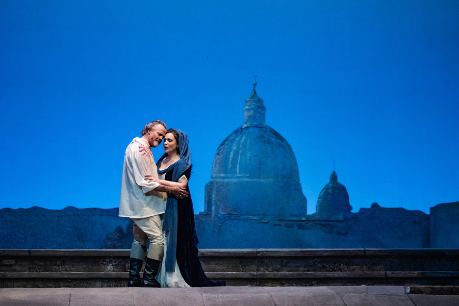 Tosca - © 2023, Bettina Stöß Umschlungen auf dem Dach der Engelsburg warten Cavaradossi und Tosca auf die "Scheinhinrichtung".