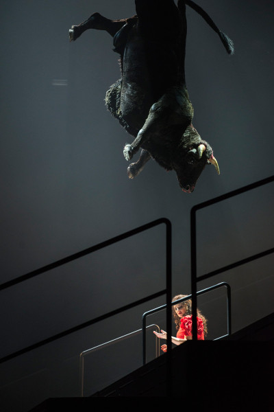 Carmen - © Marcus Lieberenz Carmen sitzt im Arena-Rund. Über ihr hängt der getötete Stier. Das Bild strahlt Carmens unerhörte Souveränität aus.