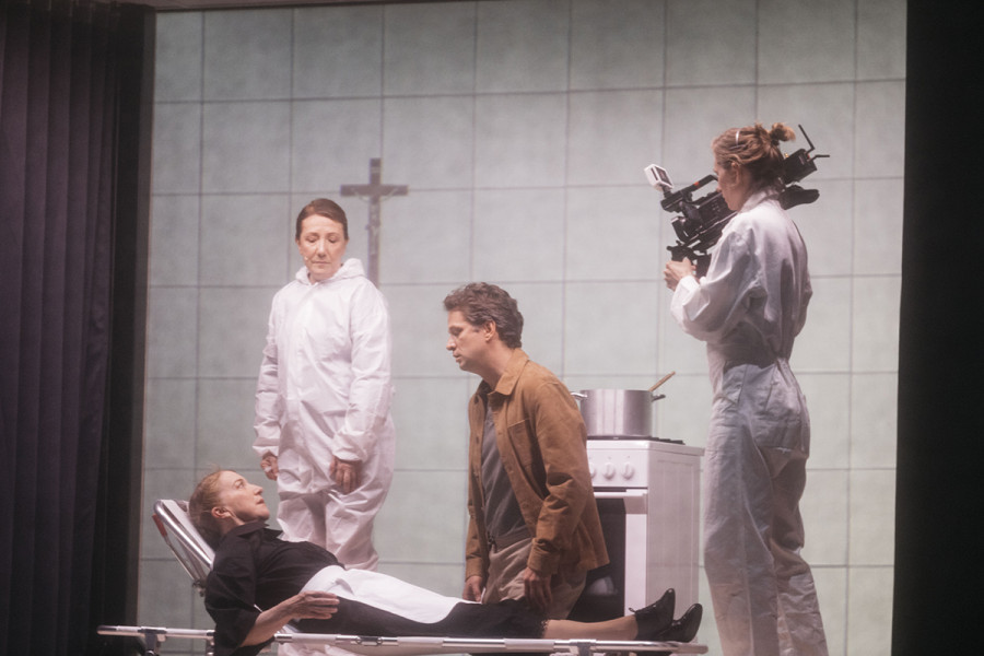 Die Verführung der Hausangestellten: Nikolay Borchev und Doris Gruner als Ospite und Emilia sowie Monica Bacelli im Kostüm einer Wissenschaftlerin