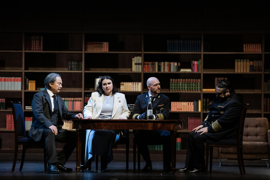 Simon Boccanegra - © Bettina Stöß Um einen Tisch sitzen Fiesco, Amelia, Gabriele und Boccanegra.