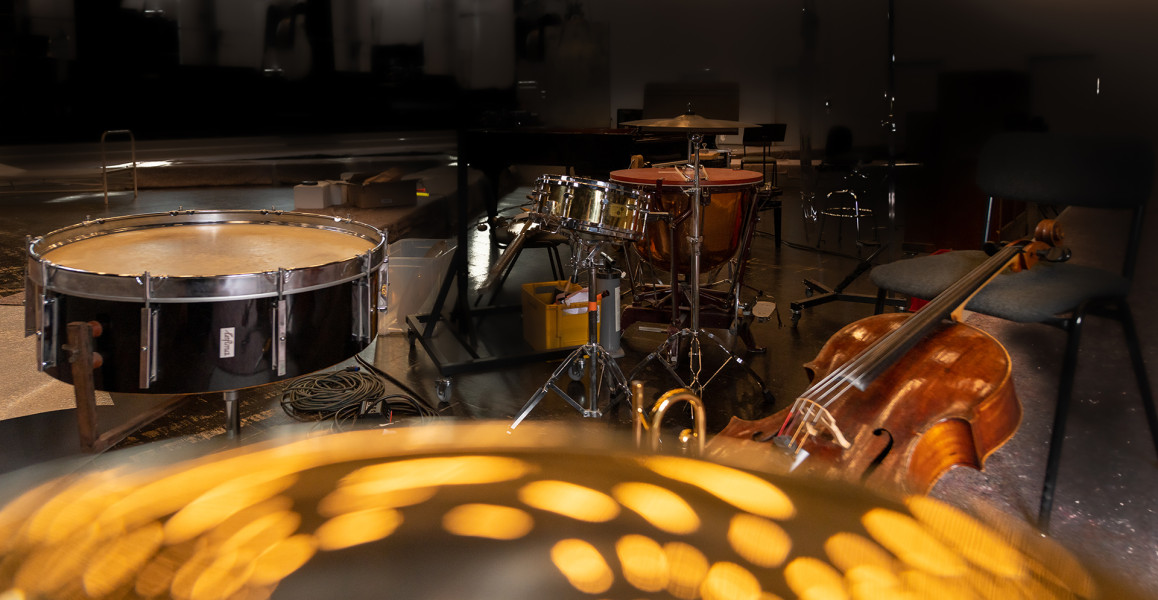 Auf diesem illustrativen Foto sind deutliche Lichtreflexe auf Instrumenten. Diese Lichtstimmung rekurriert auf den Titel des Konzerts: Spotlights.