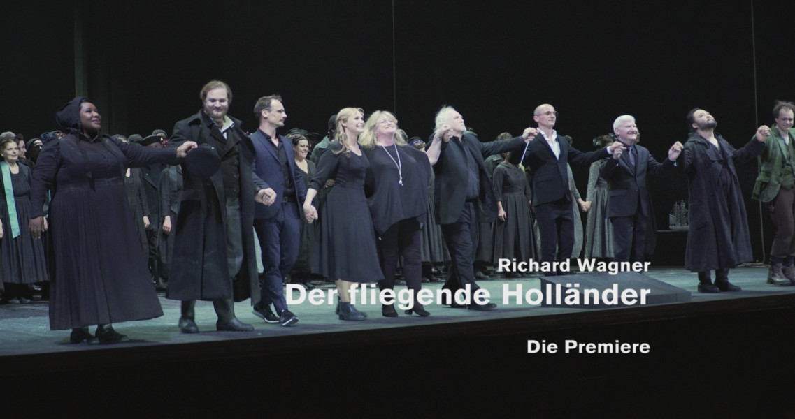 Der fliegende Holländer (Premierenstimmen) - © Ruth Tromboukis Dieses Bild ist das Standbild zum Video "Nach der Premiere". Es ist der Verbeugungsapplaus von Sänger*innen und Regieteam.