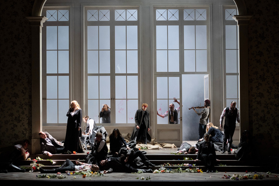 Francesca da Rimini - © Monika Rittershaus Um Francesca sinken die Kämpfenden zu Boden.
