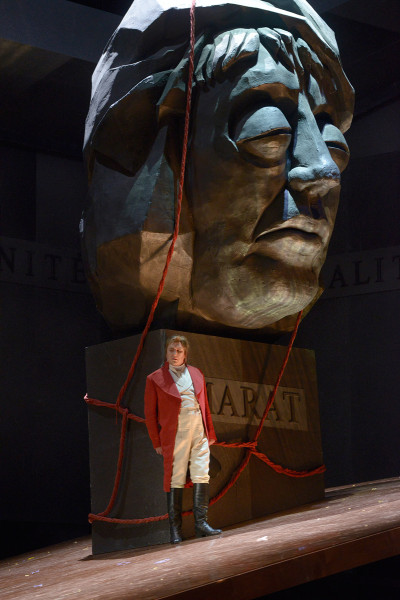 Andrea Chenier - © Bettina Stöß Incroyable, der Spion, steht vor der riesigen Marat-Statue.