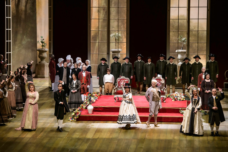 Le nozze di Figaro - © Bettina Stöß Es ist das große Hochzeitsfest. Die Solist*innen des Chores als Bäuerinnen und Bauern stehen an den Seiten im Hochzeitssaal. Drei Paare tanzen Fandango: Figaro mit der Gräfin, Susanna mit dem Grafen, Bartolo mit Marcellina.