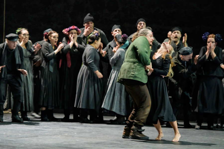 Der fliegende Holländer - © Bettina Stöß Senta rammt sich zum Entsetzen Eriks ein Messer in den Leib. Sie stirbt, der Holländer ist erlöst. In den Blicken der Seemanns-Frauen ist blankes Grauen.